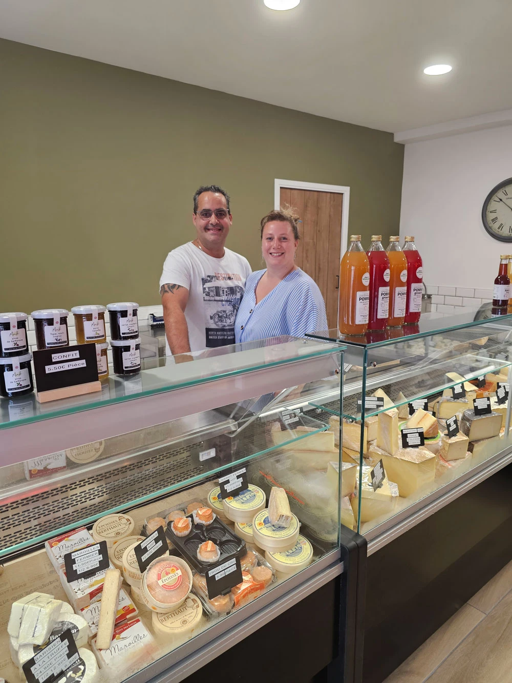 Portrait des gérants de la Crèmerie Fromagerie Brin d’Amour, dans leur espace de vente de fromages affinés et spécialités locales.