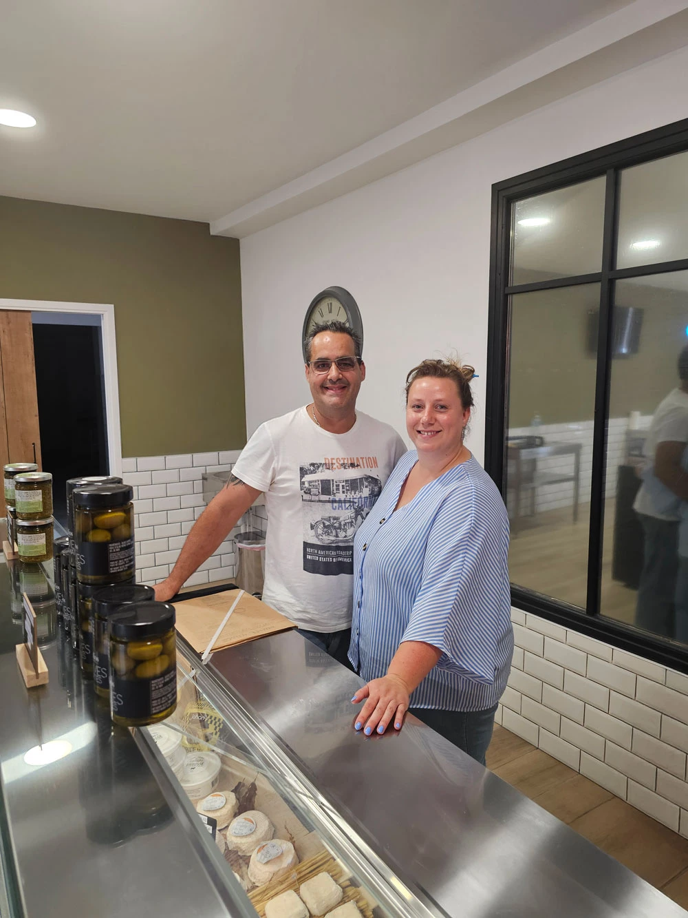 David et Julie, fondateurs passionnés de la Fromagerie Brin d’Amour, accueillent les clients dans leur boutique artisanale.