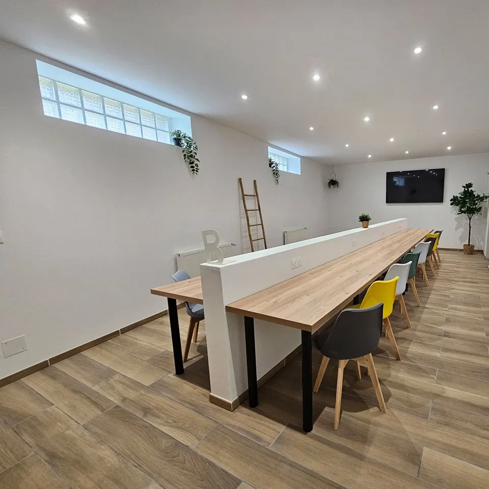 Salle de réunion moderne et lumineuse à la Crèmerie Fromagerie Brin d’Amour, idéale pour les ateliers, formations et réunions d’équipe à Combourg