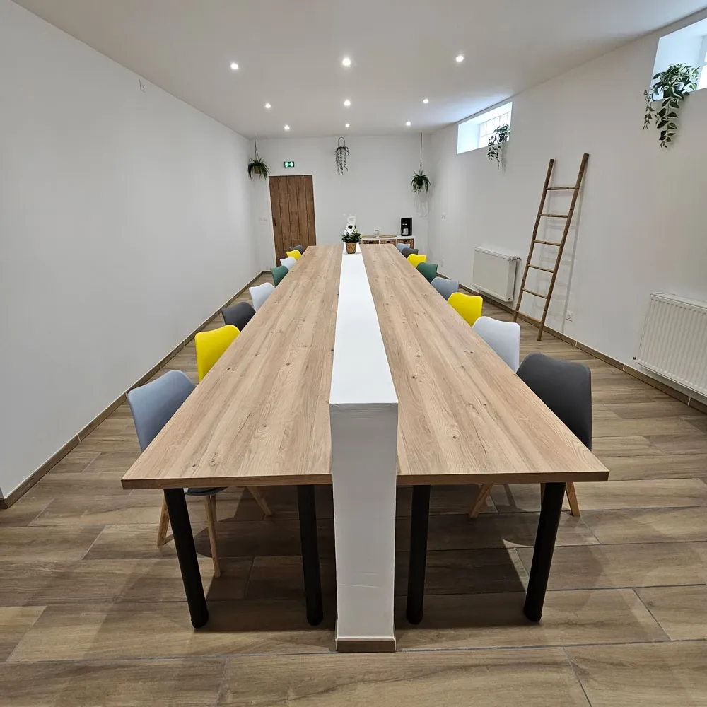 Grande salle de réunion équipée, ambiance chaleureuse et épurée dans les locaux de la Fromagerie Brin d’Amour, disponible à la location.